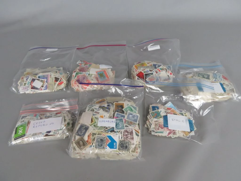 Verzameling postzegels uit diverse landen in zakjes