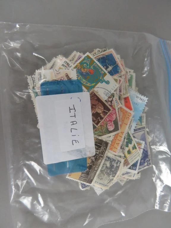 Verzameling postzegels uit diverse landen in zakjes