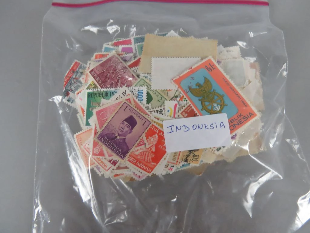 Verzameling postzegels uit diverse landen in zakjes