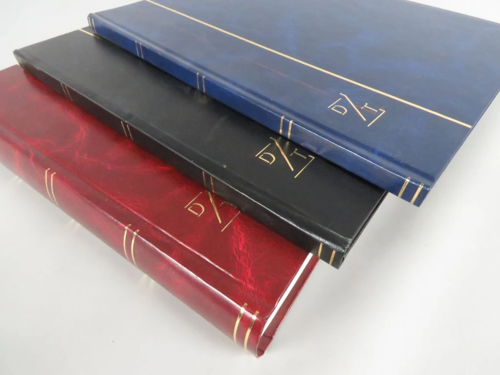Drie lege postzegelalbums in diverse kleuren