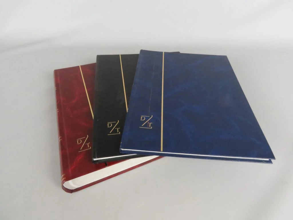 Drie lege postzegelalbums in diverse kleuren