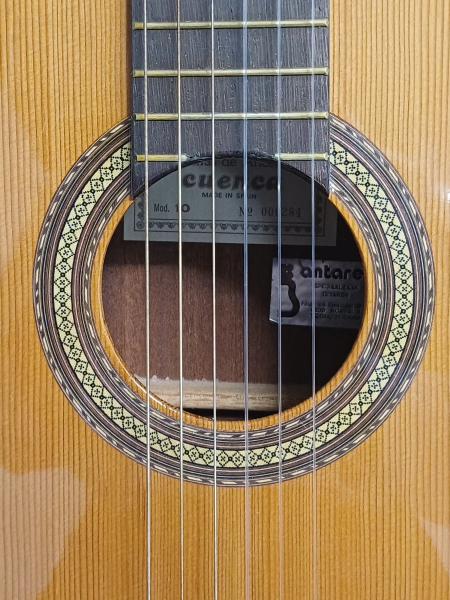 Spaanse klassieke gitaar "Guitarras de Artesania Cuenca"