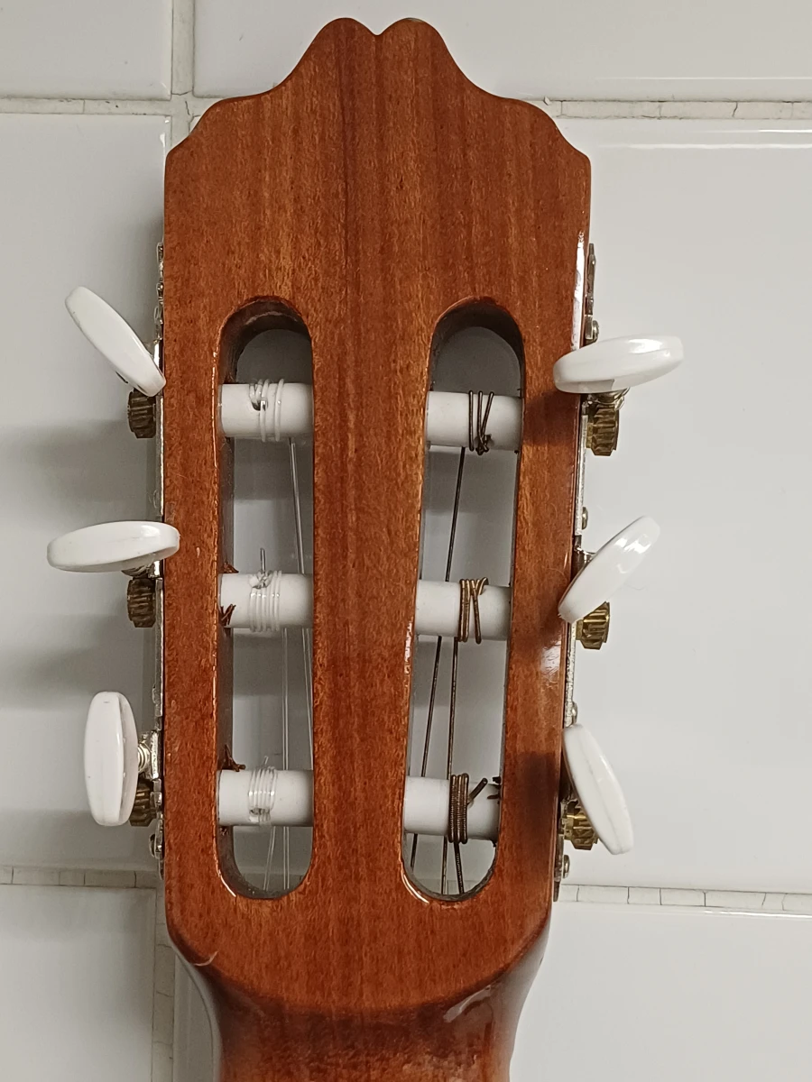 Spaanse klassieke gitaar "Guitarras de Artesania Cuenca"