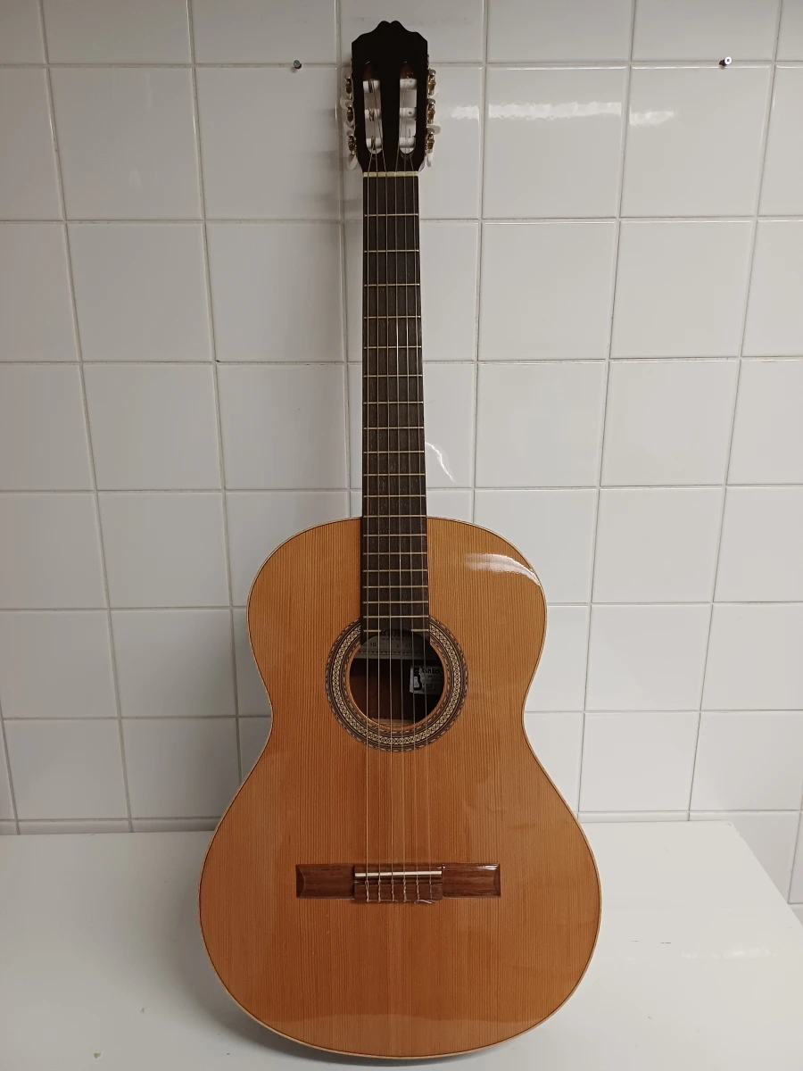 Spaanse klassieke gitaar "Guitarras de Artesania Cuenca"