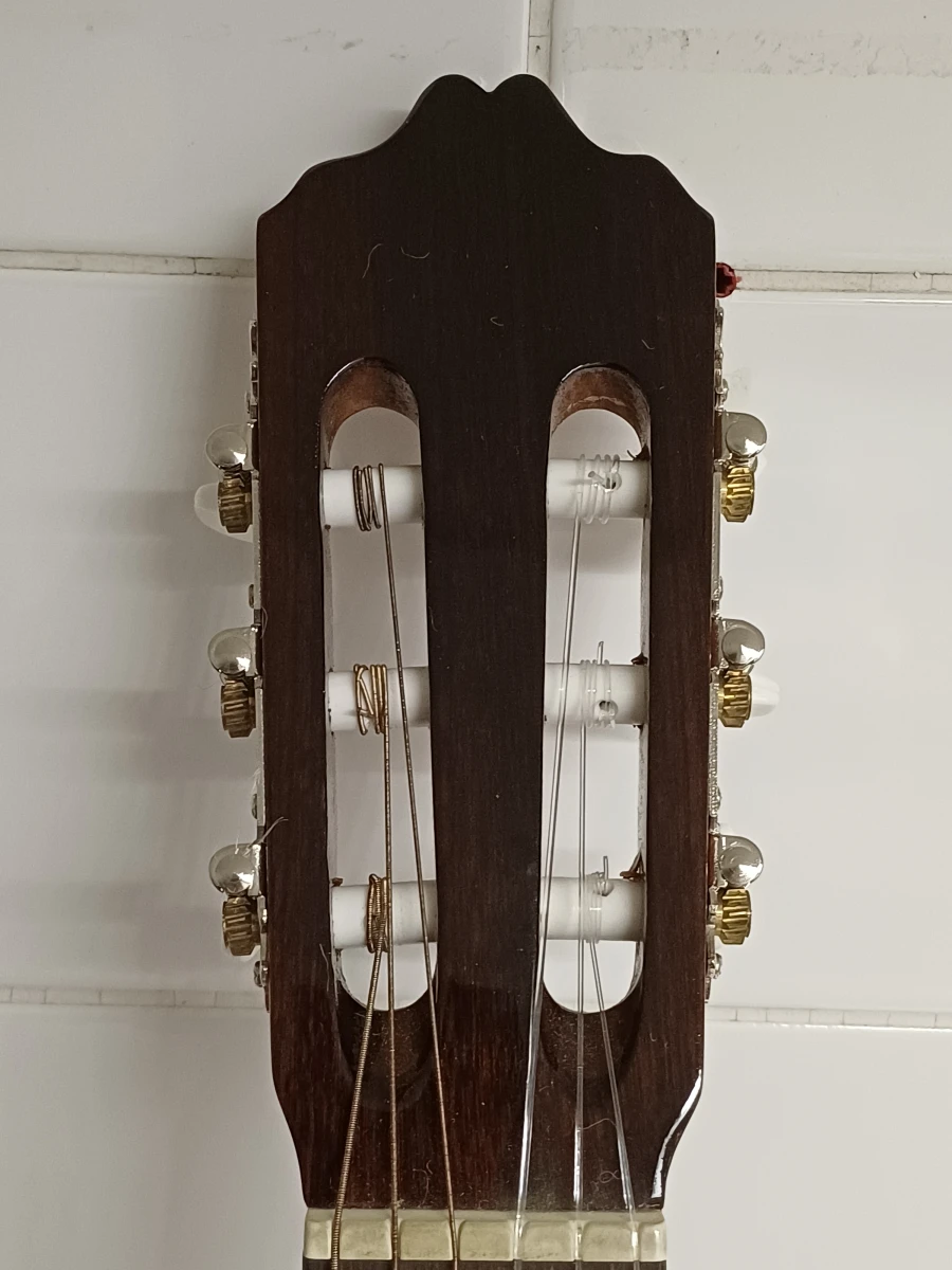 Spaanse klassieke gitaar "Guitarras de Artesania Cuenca"