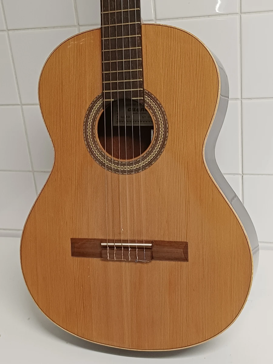 Spaanse klassieke gitaar "Guitarras de Artesania Cuenca"