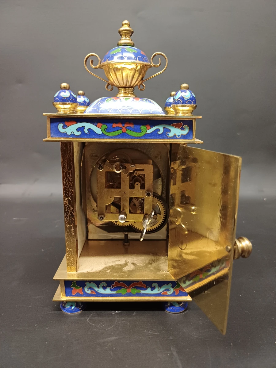 Decoratieve tafelklok in cloisonné-email