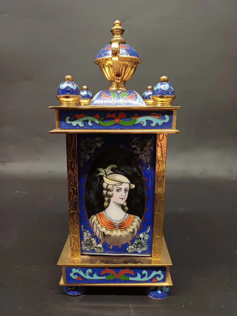 Decoratieve tafelklok in cloisonné-email