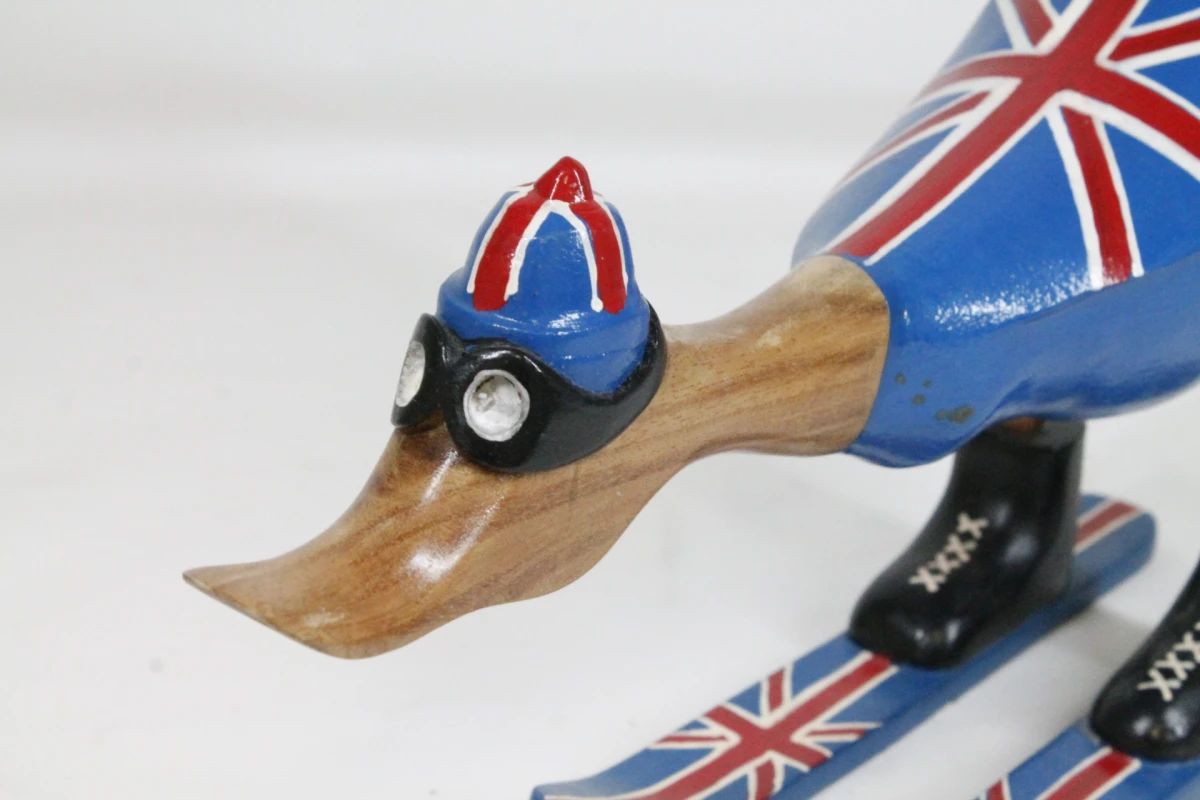 Handgemaakte houten eend op ski's