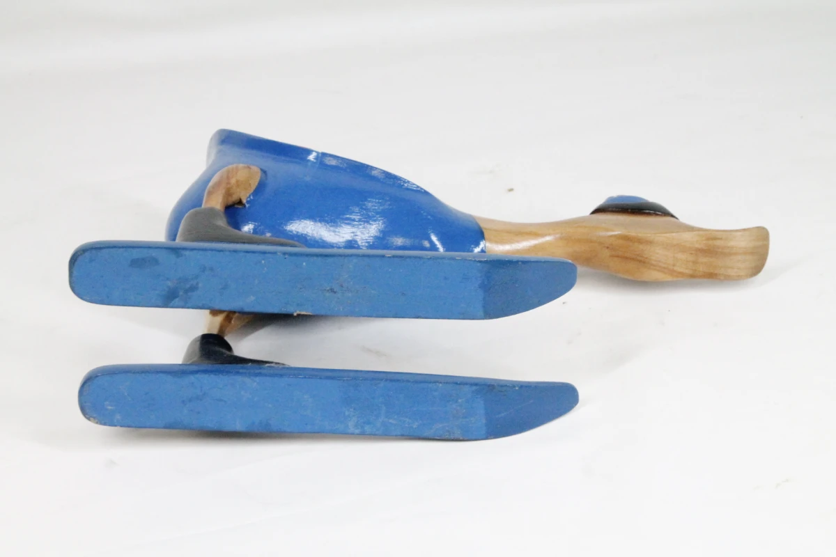 Handgemaakte houten eend op ski's