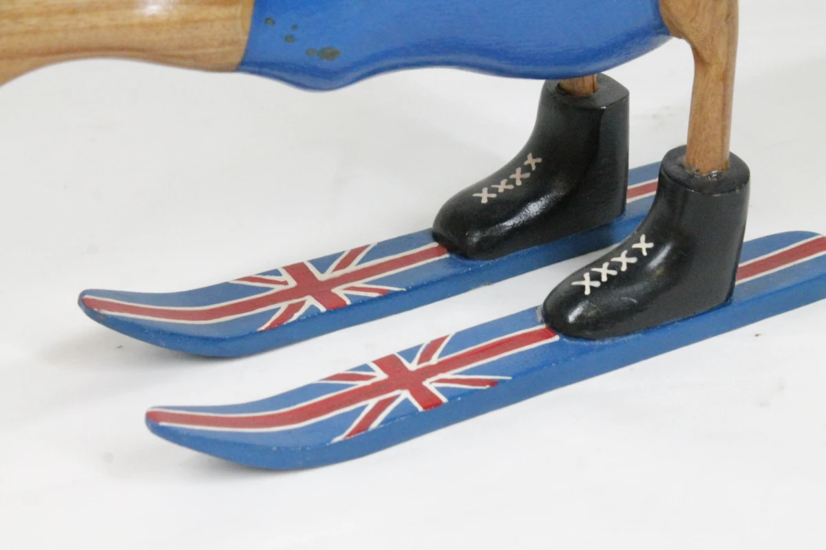 Handgemaakte houten eend op ski's