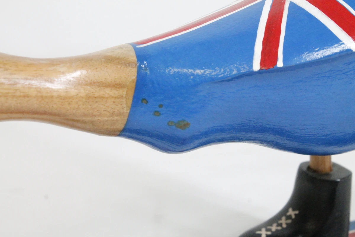 Handgemaakte houten eend op ski's