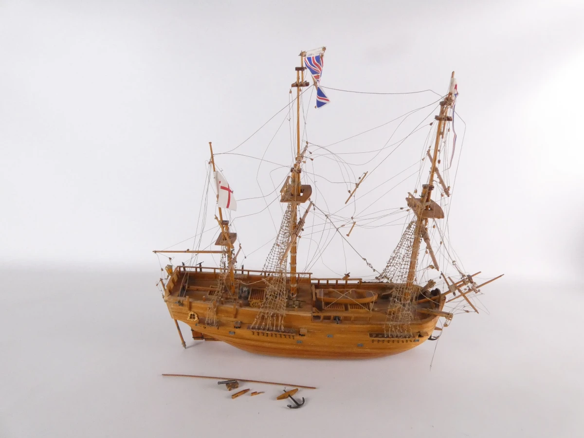 Houten modelschip met tuigage en accessoires