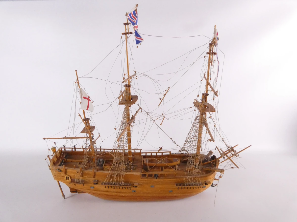 Houten modelschip met tuigage en accessoires