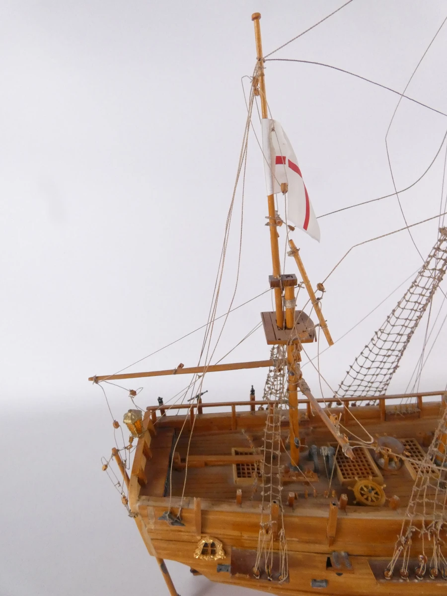 Houten modelschip met tuigage en accessoires