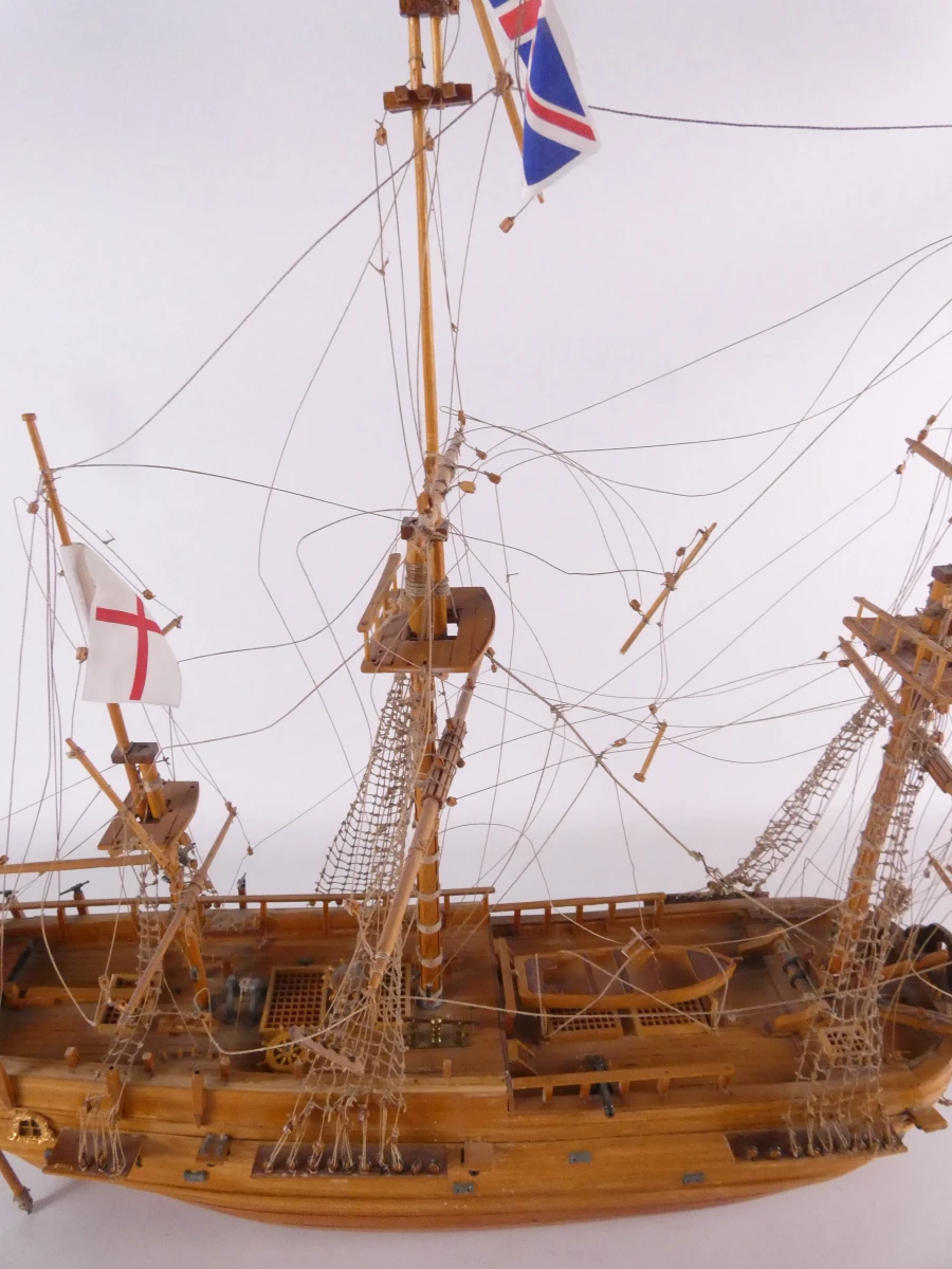 Houten modelschip met tuigage en accessoires