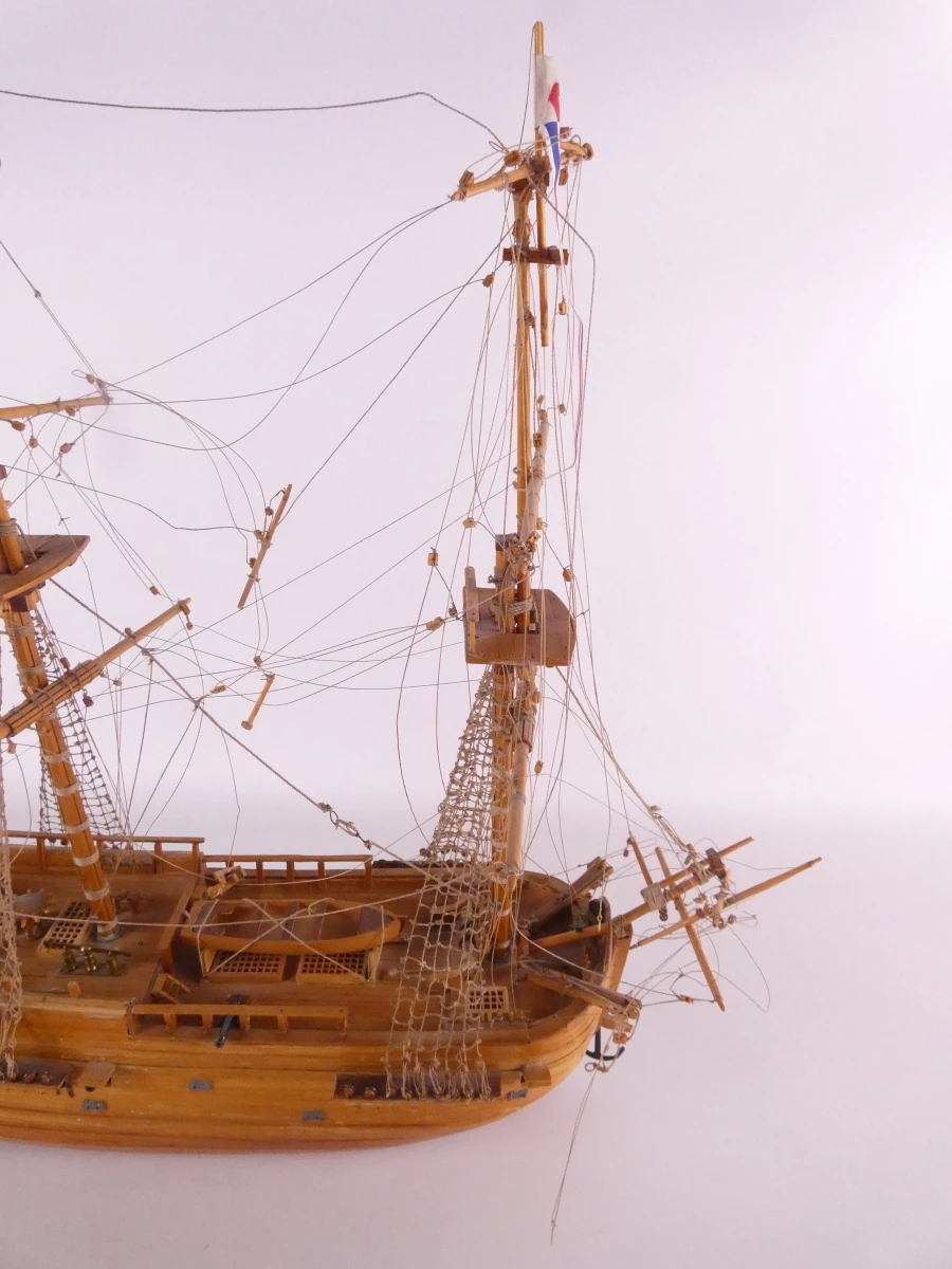 Houten modelschip met tuigage en accessoires