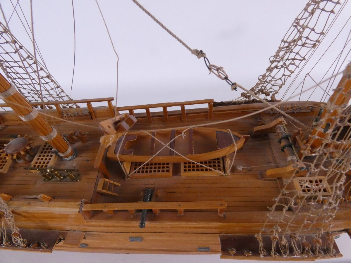 Houten modelschip met tuigage en accessoires