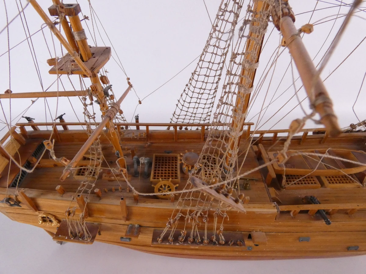 Houten modelschip met tuigage en accessoires