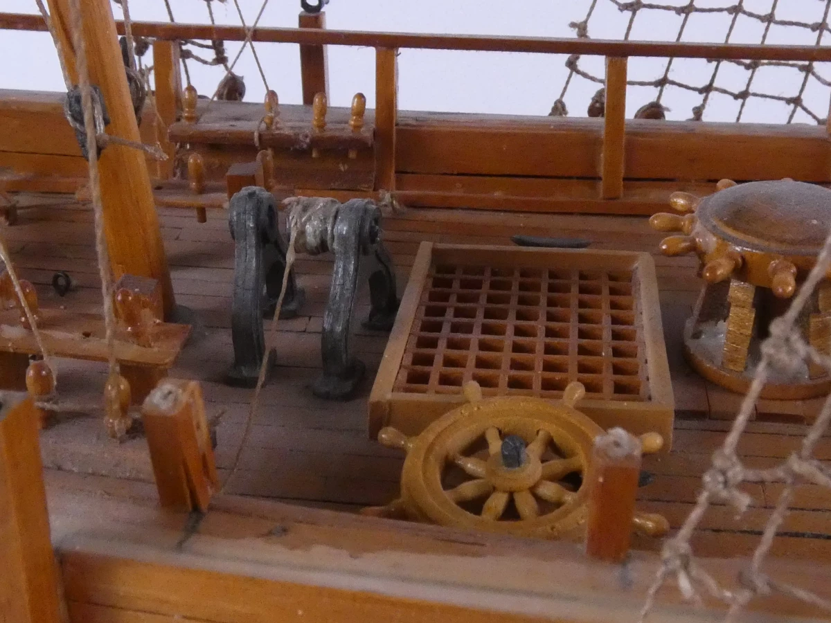 Houten modelschip met tuigage en accessoires