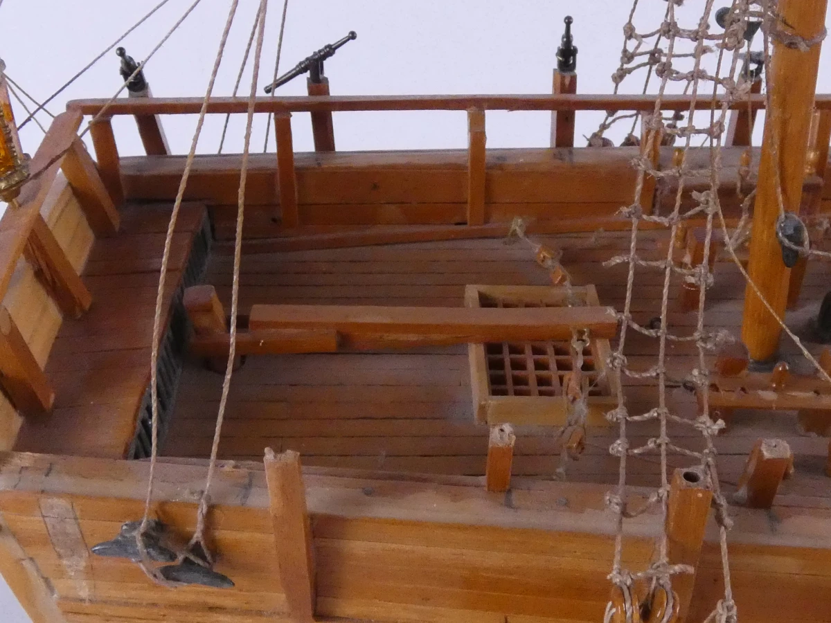 Houten modelschip met tuigage en accessoires