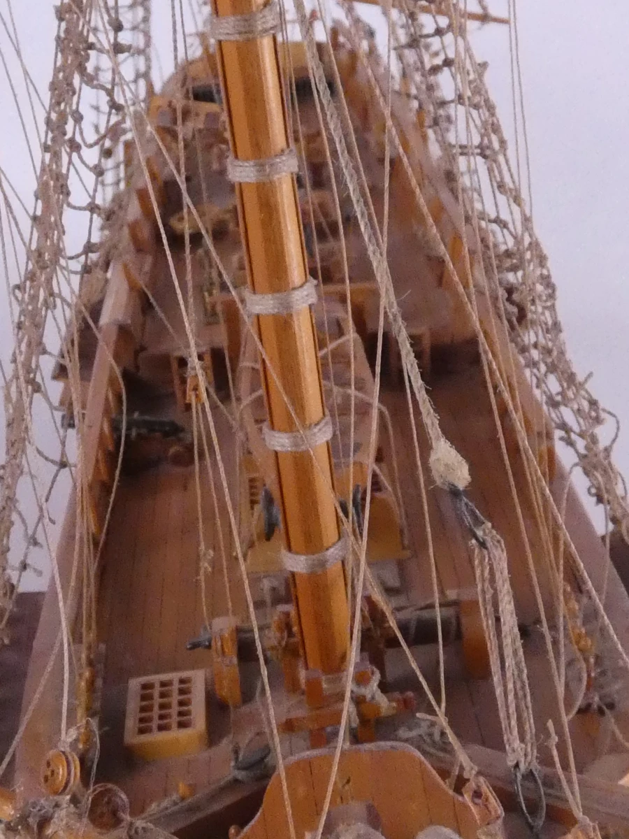 Houten modelschip met tuigage en accessoires