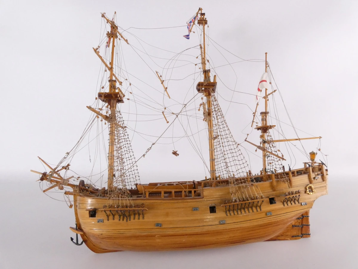 Houten modelschip met tuigage en accessoires