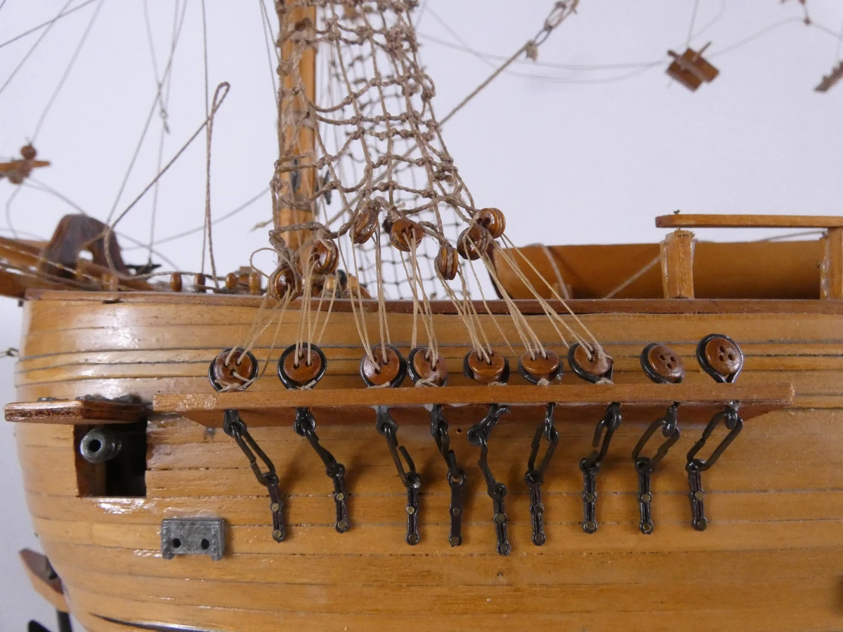 Houten modelschip met tuigage en accessoires