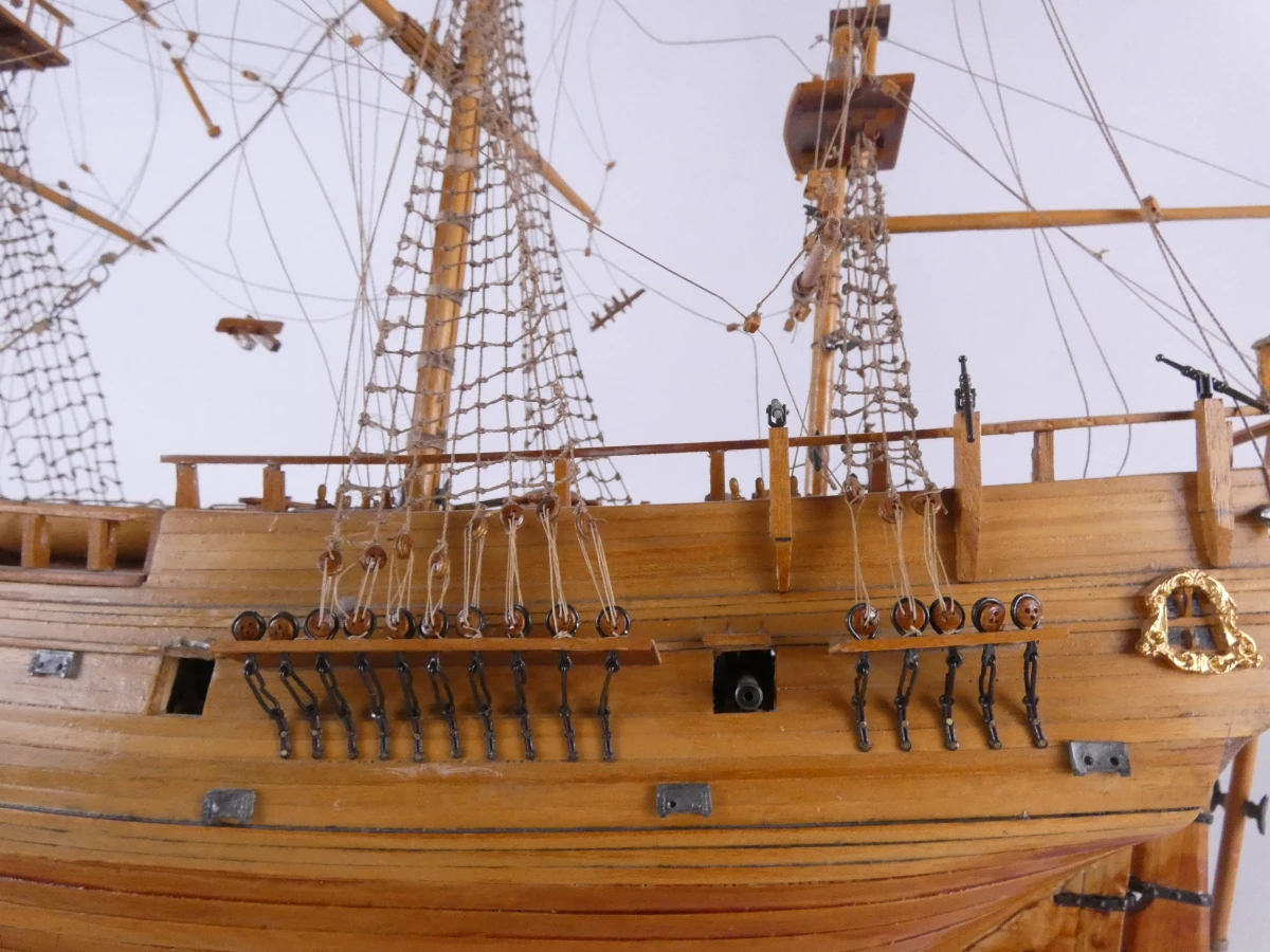 Houten modelschip met tuigage en accessoires