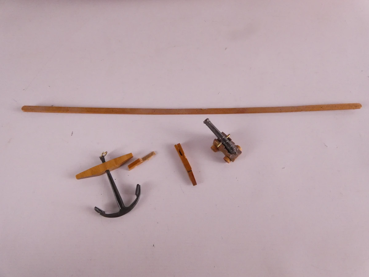 Houten modelschip met tuigage en accessoires