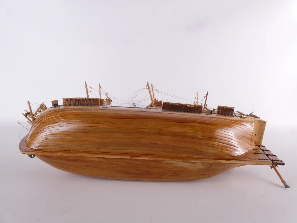 Houten modelschip met tuigage en accessoires