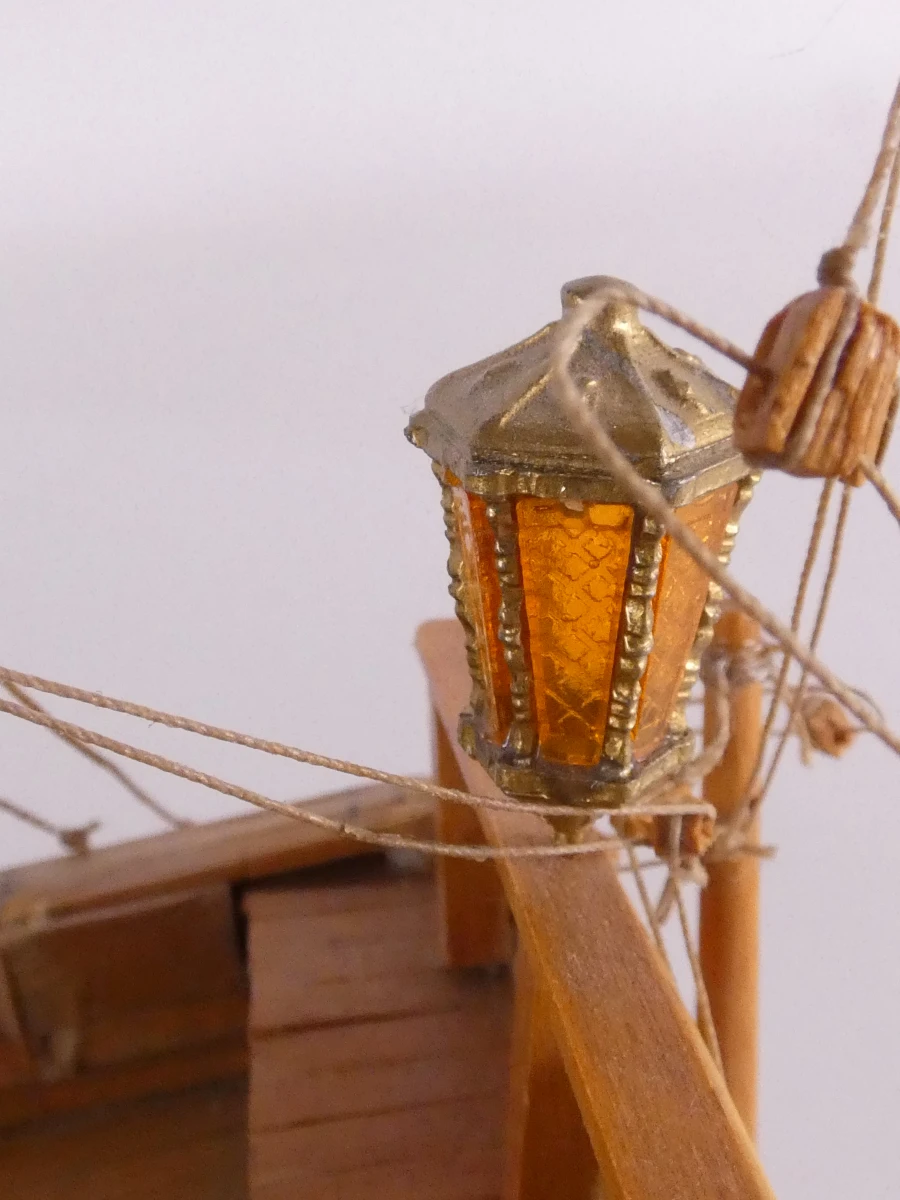 Houten modelschip met tuigage en accessoires