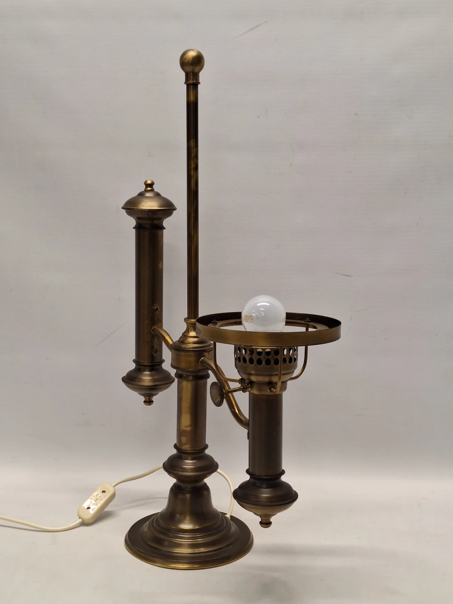 Klassieke messing studentenlamp - Elektrische replica van een 19e-eeuws petroleumlampmodel