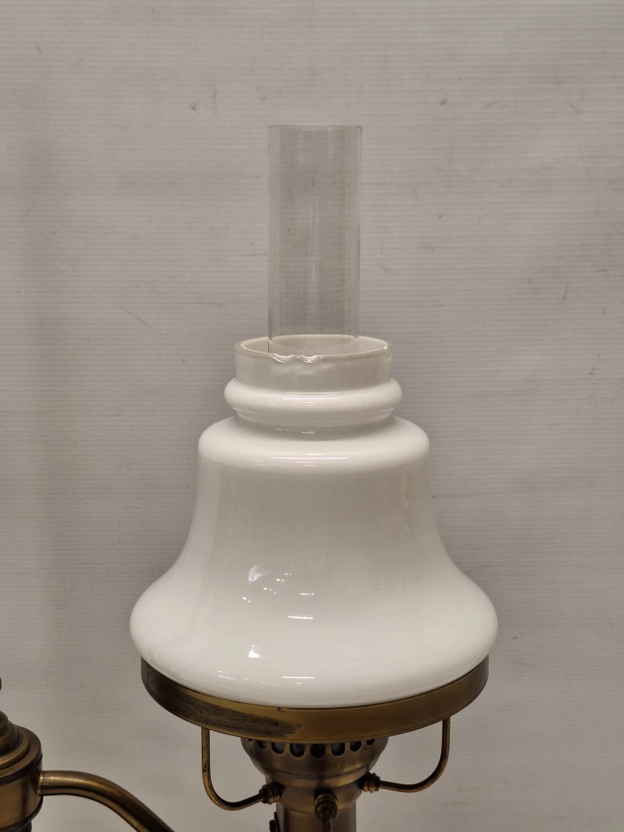 Klassieke messing studentenlamp - Elektrische replica van een 19e-eeuws petroleumlampmodel