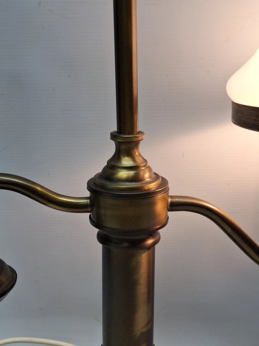 Klassieke messing studentenlamp - Elektrische replica van een 19e-eeuws petroleumlampmodel