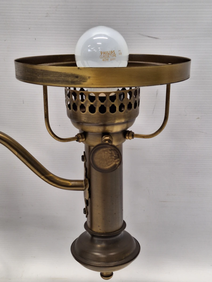Klassieke messing studentenlamp - Elektrische replica van een 19e-eeuws petroleumlampmodel