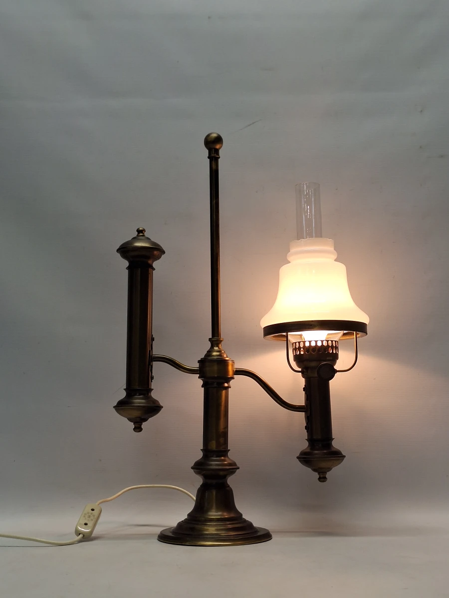 Klassieke messing studentenlamp - Elektrische replica van een 19e-eeuws petroleumlampmodel