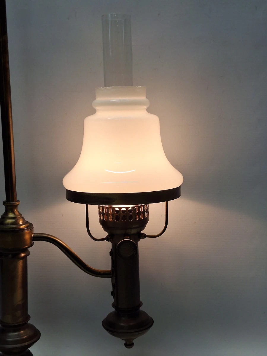 Klassieke messing studentenlamp - Elektrische replica van een 19e-eeuws petroleumlampmodel