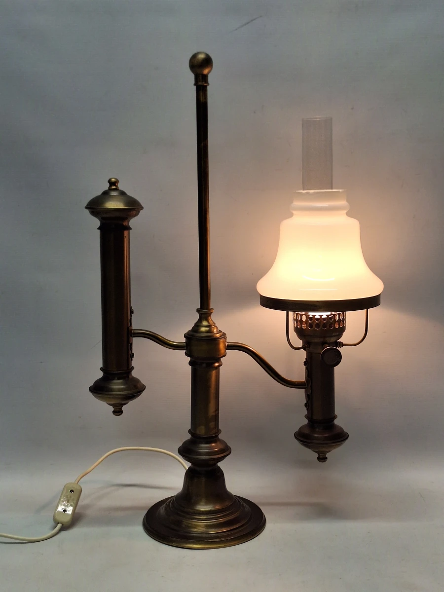 Klassieke messing studentenlamp - Elektrische replica van een 19e-eeuws petroleumlampmodel