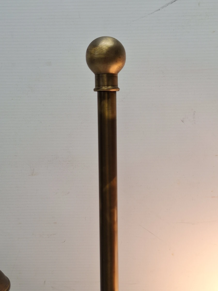 Klassieke messing studentenlamp - Elektrische replica van een 19e-eeuws petroleumlampmodel