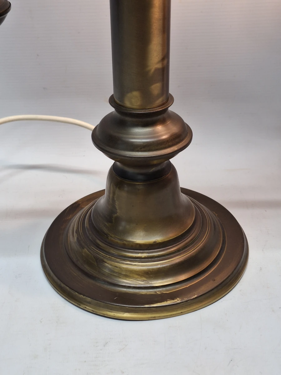 Klassieke messing studentenlamp - Elektrische replica van een 19e-eeuws petroleumlampmodel