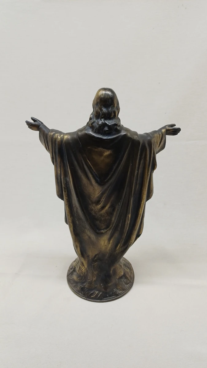 Bronzen beeld van Jezus met uitgestrekte armen