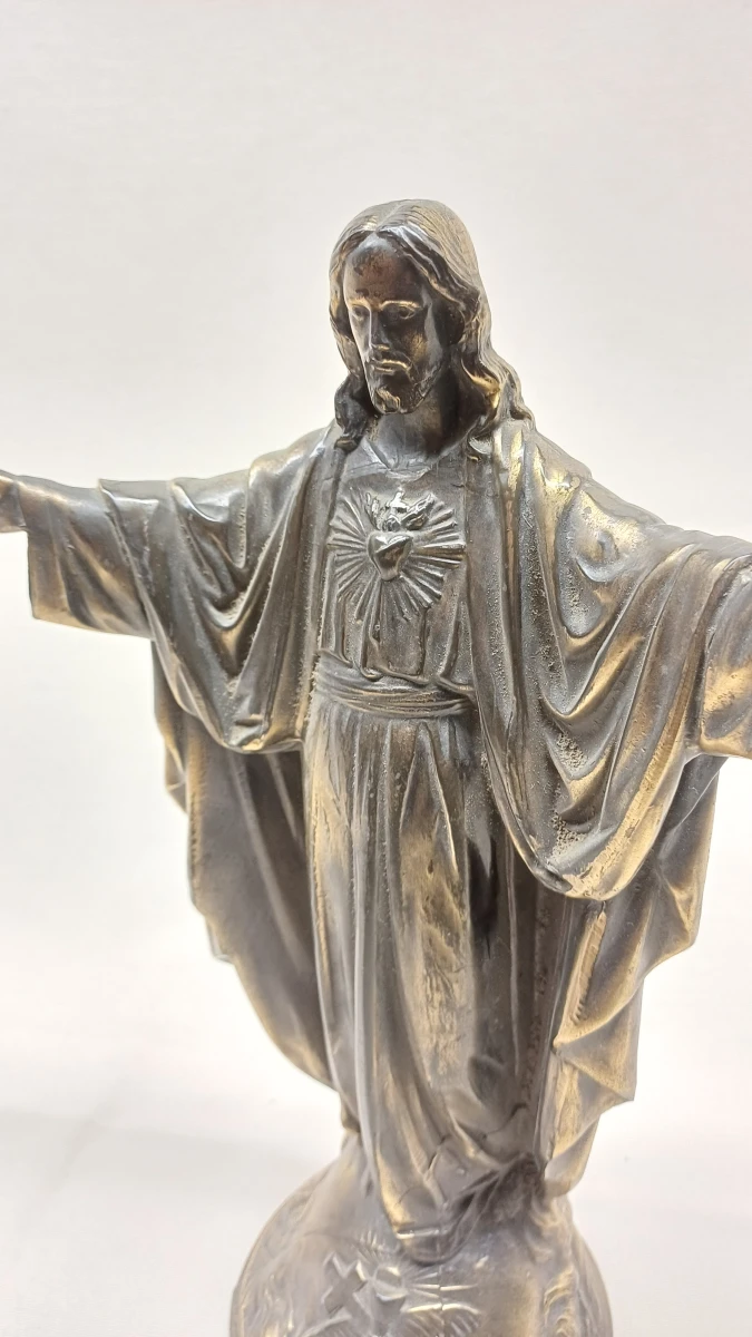 Bronzen beeld van Jezus met uitgestrekte armen