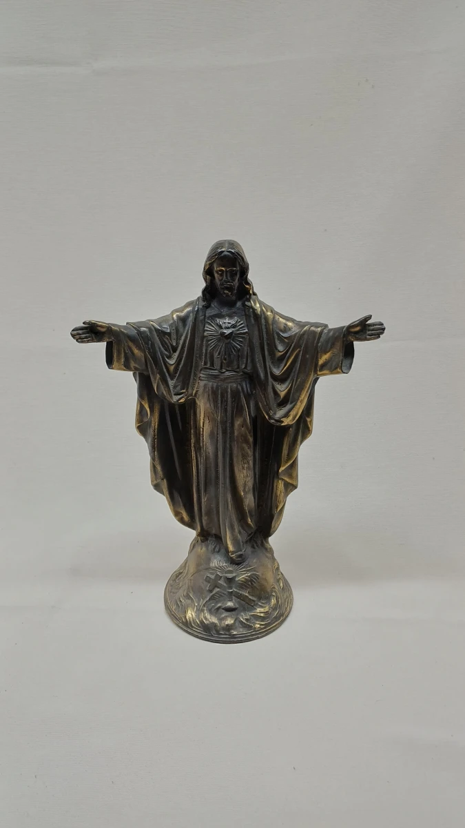 Bronzen beeld van Jezus met uitgestrekte armen