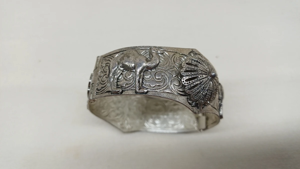 Vintage zilverkleurige armband met kamelen en schelpmotief