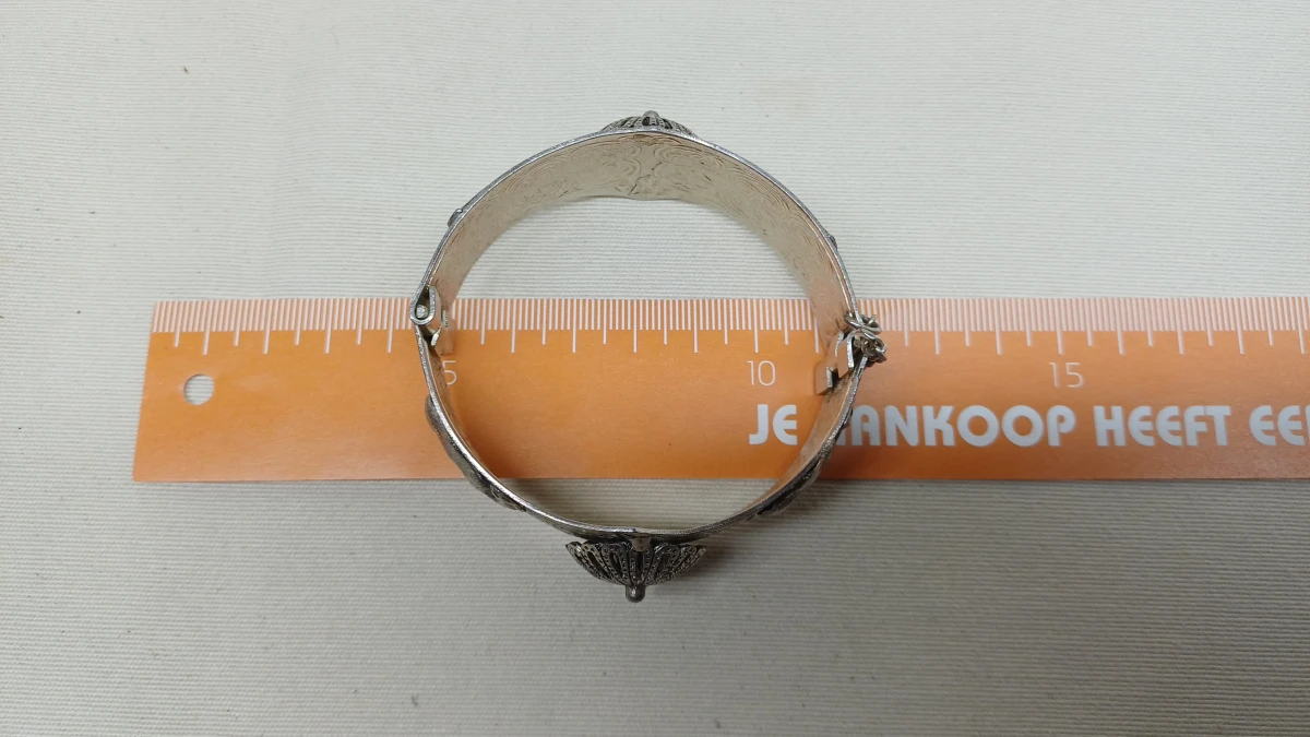 Vintage zilverkleurige armband met kamelen en schelpmotief