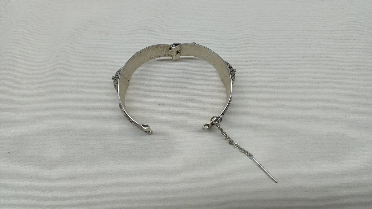 Vintage zilverkleurige armband met kamelen en schelpmotief
