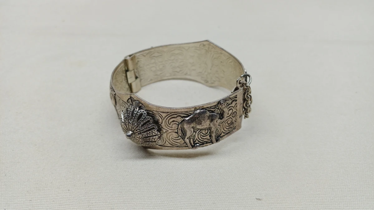 Vintage zilverkleurige armband met kamelen en schelpmotief