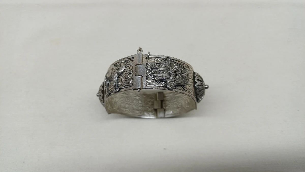 Vintage zilverkleurige armband met kamelen en schelpmotief