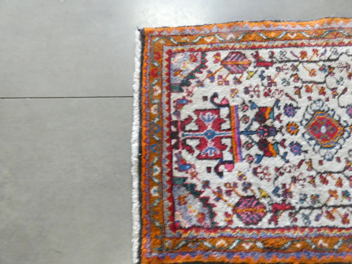Kleurrijk handgemaakt vloerkleed met patroon